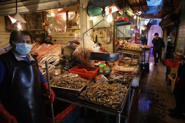 ARCHIVO - Vendedores esperan clientes en el mercado de mariscos La Nueva Viga, parte de la Central de Abastos, el principal mercado de la capital, en la Ciudad de México, el 9 de diciembre de 2020. (AP Foto/Rebecca Blackwell, Archivo)