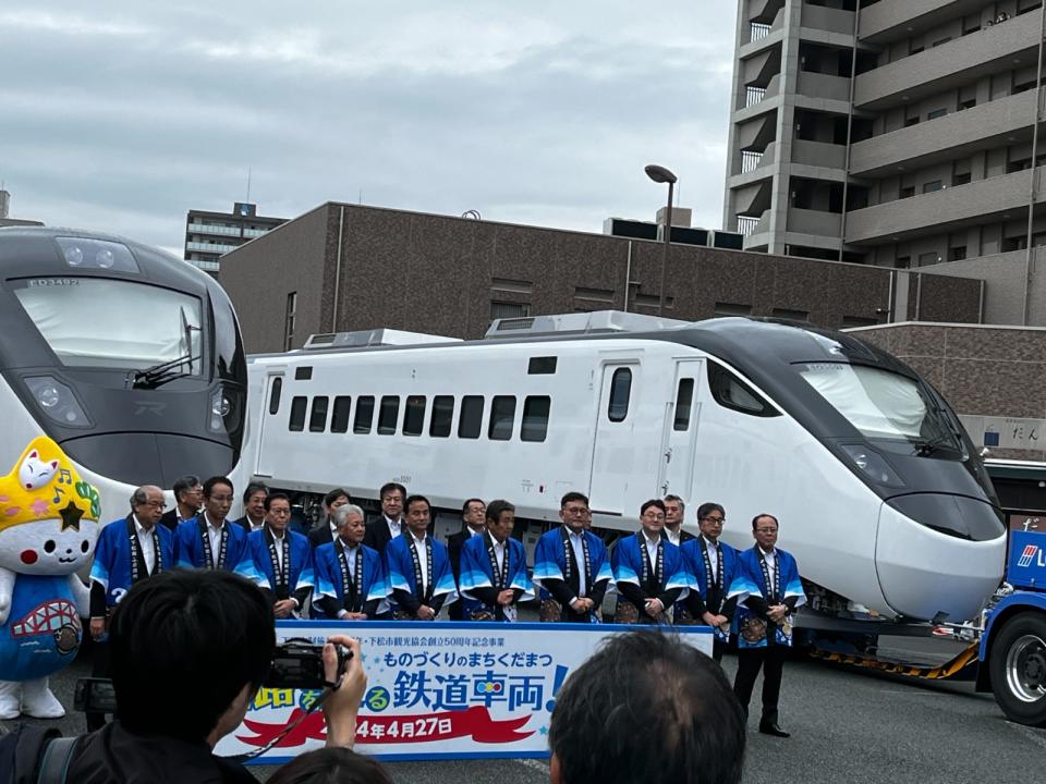 日立笠戶製作所把EMU3000型列車安置在兩台拖車上，白天在日本街道遊行，馬路兩旁的人行道擠滿了人造成轟動。台鐵提供