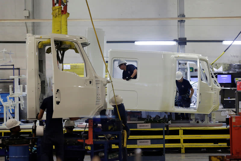 <p><span>Trabajadores de la planta de ensamblaje de camiones que Navistar posee en Escobedo, en los alrededores de Monterrey, México. REUTERS/Daniel Becerril</span> </p>