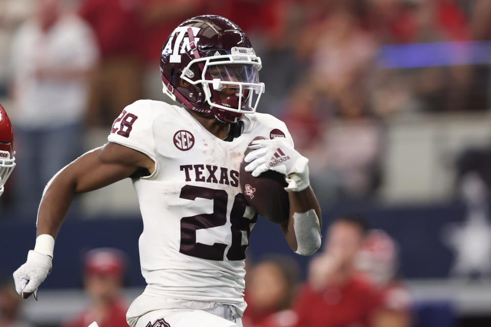 Texas A&M RB Isaiah Spiller runs for a touchdown against Arkansas in 2021. (Photo by John Bunch/Icon Sportswire via Getty Images)
