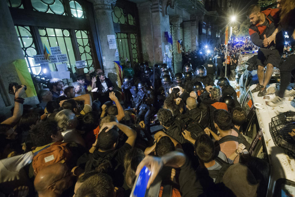 FOTOS – El independentismo se levanta en las calles de Barcelona contra las detenciones en Cataluña