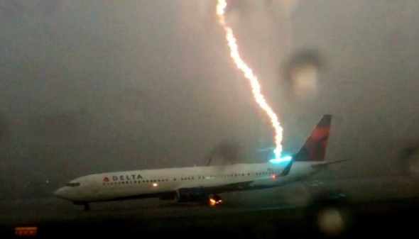 Lightning strikes Delta plane on runway (scary video)