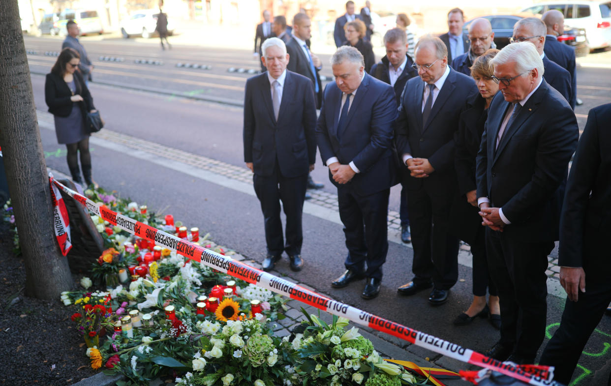 Bundespräsident Frank-Walter Steinmeier gedachte am Donnerstag vor dem "Kiez Bistro" in Halle der beiden Todesopfer (Bild: Reuters/Hannibal Hanschke)