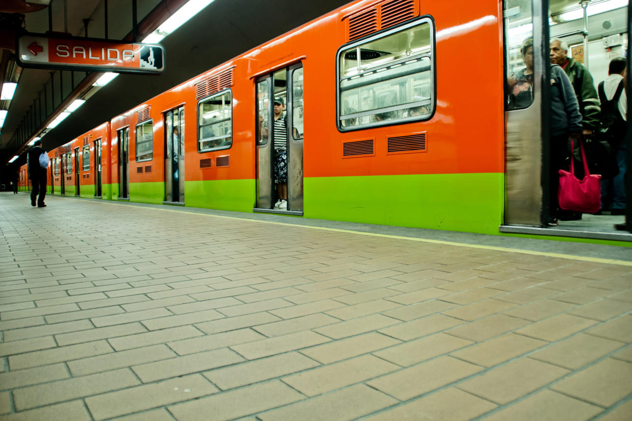 Abuelita se aventó a las vías del Metro de la CDMX para rescatar su dentadura. Foto: Getty Images