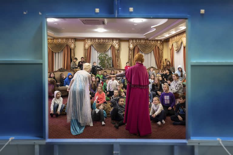 Actores de teatro interpretan una obra para niños en el centro de rehabilitación de Dzherelo durante las celebraciones del Día de San Nicolás, en Kiev, Ucrania, el 19 de diciembre de 2022