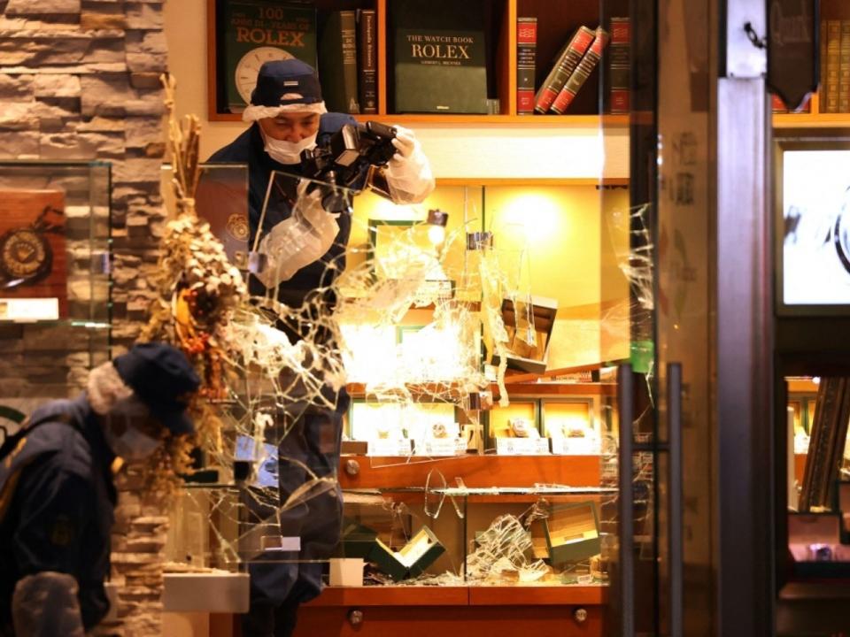 銀座高級手錶店被搶劫後，警方在現場搜證。（法新社）