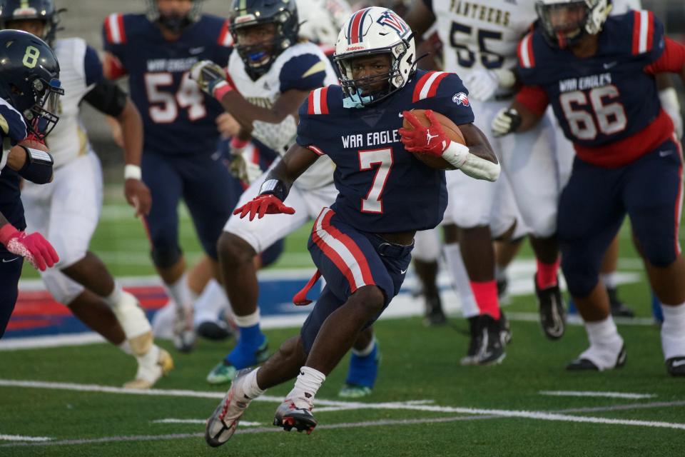 Wakulla senior running back Xavier Blake (7) runs the ball in a game against St. John Paul II on Oct. 7, 2022, at Wakulla High School. The War Eagles won, 39-36.