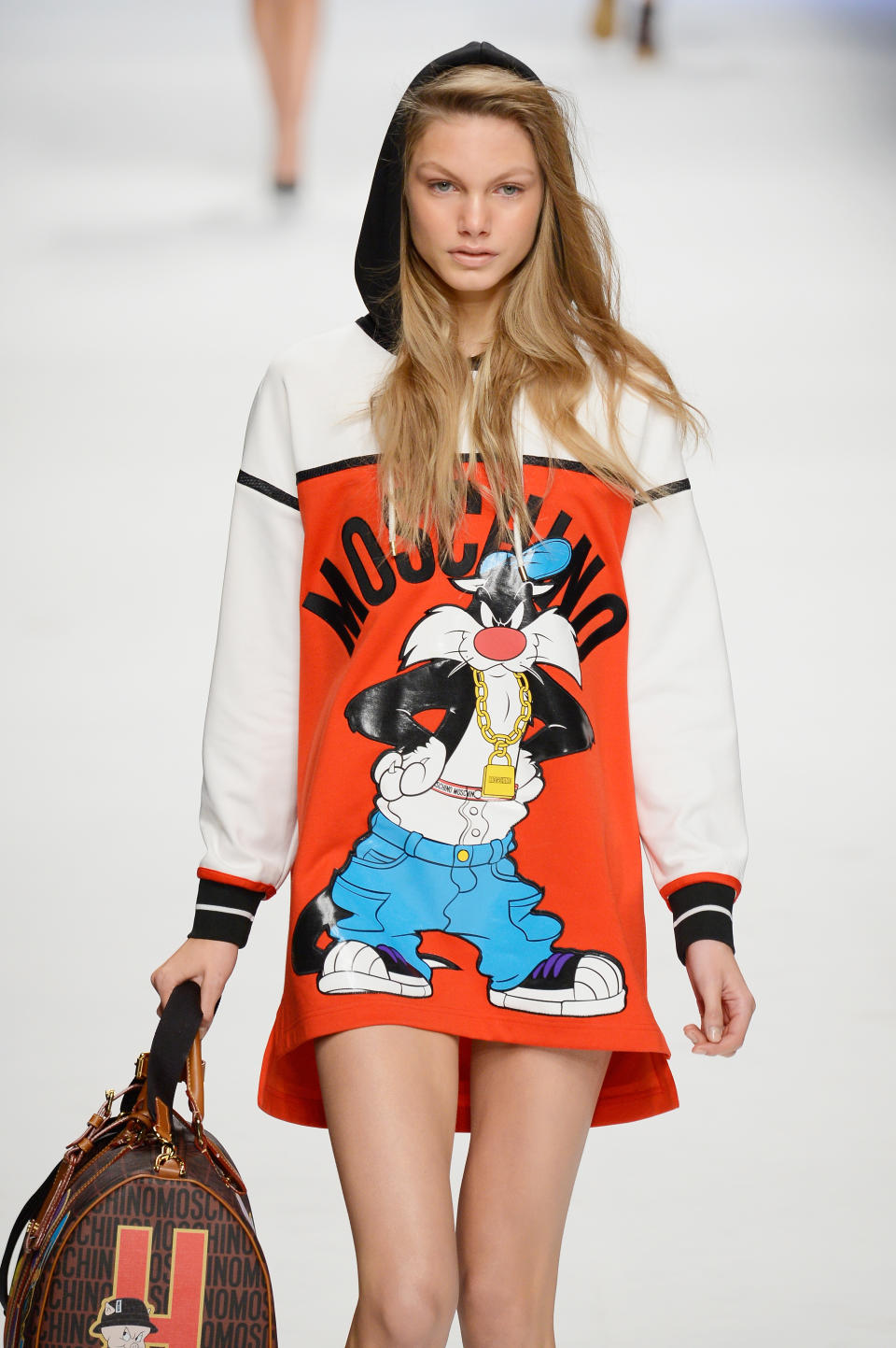 <p>Und es ist nicht das erste Mal, dass Moschino in die Zeichentrick-Kiste griff: Im Jahr 2015 war das Label in Mailand mit diesem Pulli-Kleid zu sehen. Und den Kameraden darauf kennen wir ebenfalls: Es ist Sylvester von den Looney Toons. (Bild: Getty Images) </p>