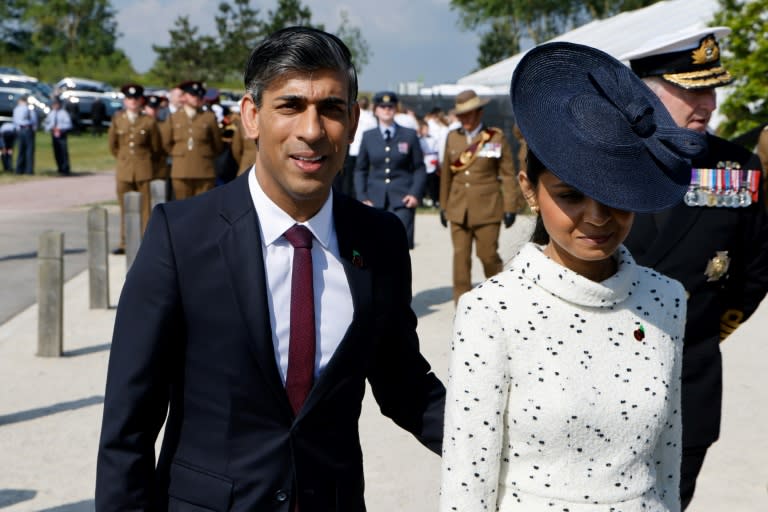 El primer ministro británico, Rishi Sunak, y su esposa, Akshata Murty, en la conmemoración del Día D, el Desembarco de Normandía, durante la Segunda Guerra Mundial, el 6 de junio de 2024 en Ver-sur-Mer, en el noroeste de Francia (Ludovic Marin)