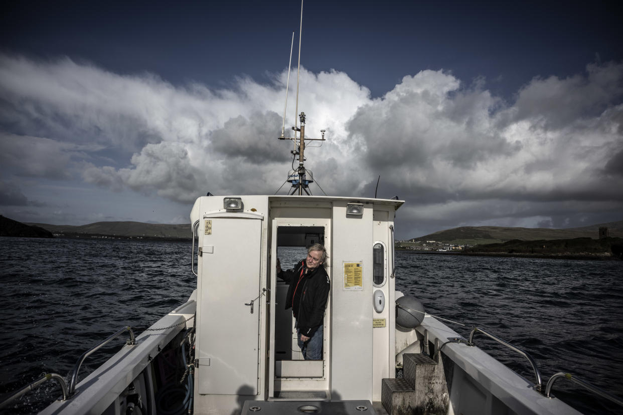 Michael O'Neill de Dingle Boat Tours, uno de los dos grupos que realizan paseos de avistamiento de delfín en la bahía, en Dingle, Irlanda, el 25 de octubre de 2020. (Finbarr O'Reilly/The New York Times)