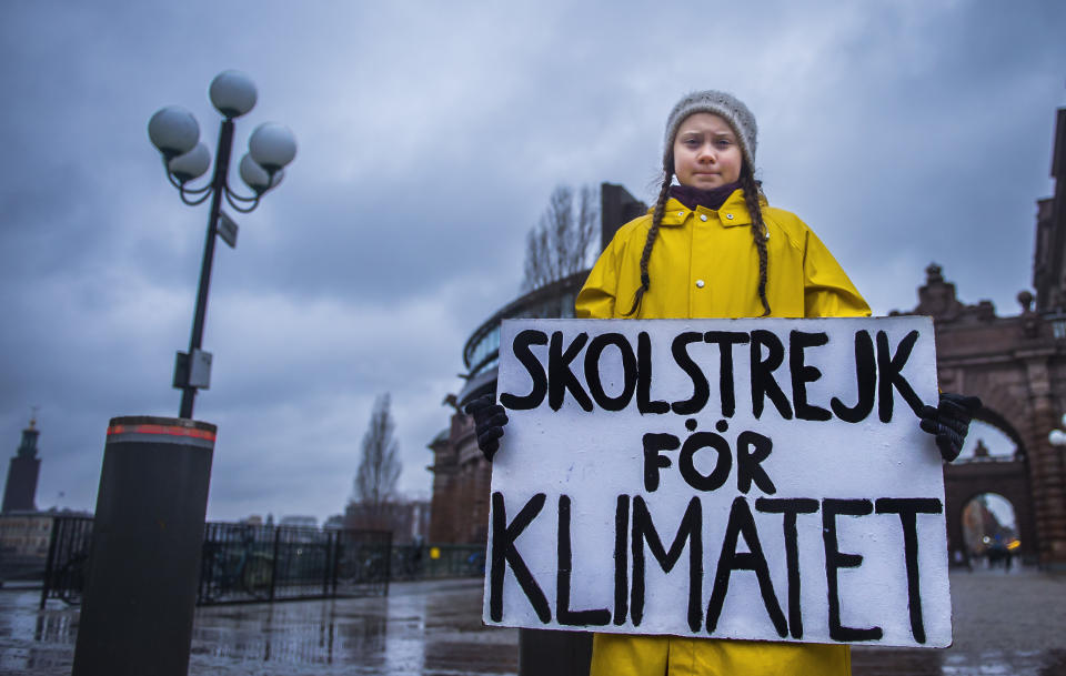 Greta sostiene un cartel que dice “Huelga escolar por el clima” durante una protesta contra el cambio climático frente al parlamento sueco el 30 de noviembre de 2018. Crédito: <span class="asset-item-author providerName">Getty Images</span>