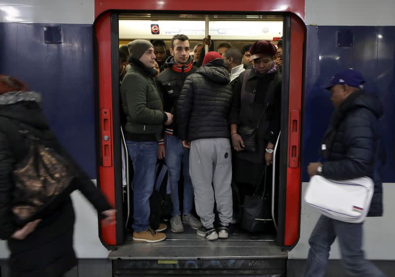 Los viajeros se reúnen dentro de un metro en la estación Gare du Nord RER durante una huelga de todos los sindicatos de la red de transporte de París (RATP) y de los trabajadores franceses de la SNCF en París como parte de un segundo día de huelga nacional y de protestas en Francia, el 10 de diciembre de 2019