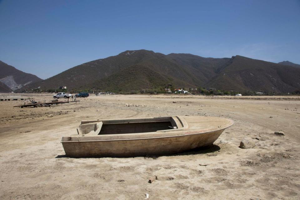 La presa La Boca en el estado de Nuevo León en marzo de 2022. La falta de lluvia y el calor extremo redujeron la presa a un 10% de su capacidad (AFP vía Getty Images)