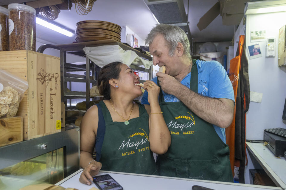 龍尾村的麵包店，盛載了 Alex 和 Yanti 的互相關愛。