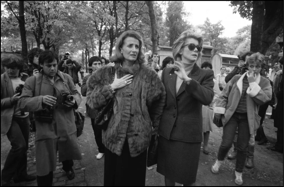 En 1999, Catherine Deneuve évoque sa relation avec François Truffaut lors d’un entretien pour les Cahiers du cinéma. Malgré leur rupture profondément douloureuse, la comédienne et le réalisateur demeurent extrêmement proches jusqu’à la mort de ce dernier, emporté par une tumeur cérébrale le dimanche 21 octobre 1984. "<em>J'ai eu une très longue relation de cinéma avec Truffaut, que j'ai vu jusqu'à la fin de sa vie</em>, déclare Catherine Deneuve, quinze ans après la disparition du cinéaste. <em>On parlait beaucoup de cinéma, il n'aimait que ça : le cinéma, les femmes, et ses amis. Il m'écrivait beaucoup, et m'a beaucoup parlé pendant les tournages, et après, puisqu'on se voyait très régulièrement. Il a beaucoup compté pour moi, son regard, ses discussions... On se disputait souvent d'ailleurs, il me trouvait toujours trop entière, excessive. Mais il m'a beaucoup apporté. Et puis, il aimait vraiment les femmes, et plus encore les actrices. C'était quelqu'un de très minutieux, il prenait toujours les gens en tête-à-tête, ne disait jamais les choses devant les autres</em>." La star assiste à l’enterrement de cette figure incontournable de la Nouvelle Vague au cimetière de Montmartre. <em>(Photo by Patrick AVENTURIER/Gamma-Rapho via Getty Images)</em>