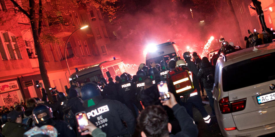 Teilnehmer einer verbotenen Pro-Palästina-Demonstration zünden in der Nähe der Sonnenallee im Bezirk Neukölln Pyrotechnik. (Bild: Paul Zinken/dpa)