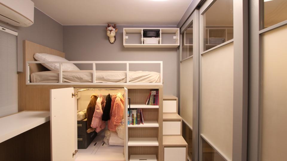 女兒的床設在衣櫃和書櫃之上，衣櫃兼儲物櫃裡加裝了光管，用起上來更方便