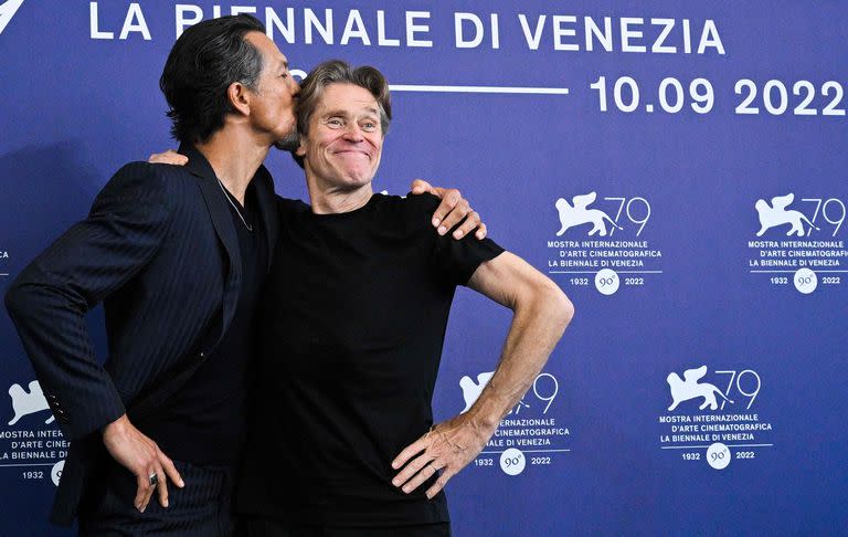 Los actores Benjamin Bratt y Willem Dafoe se divirtieron al posar para la prensa durante la presentación de la película Dead For A Dollar