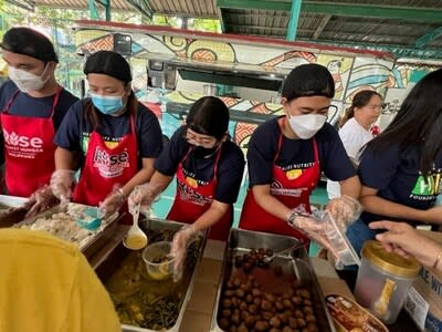 在菲律賓，賀寶芙的志願者為弱勢社群準備熱食。 (PRNewsfoto/Herbalife Asia Pacific)