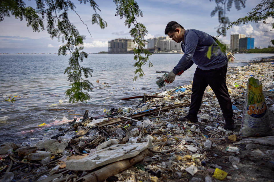 Costas llenas de residuos por la contaminación de los océanos,. (Photo by Ezra Acayan/Getty Images)