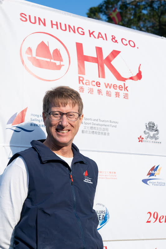 「香港帆船賽週2023」賽事主席Peter Davies 指香港終於可以再度舉行「香港帆船賽週」，令人有如釋重負的感覺。因為邊境終於重開，旅遊限制措施亦同時告終，這意味著國際選手可以重臨香江參與本地體壇盛事。