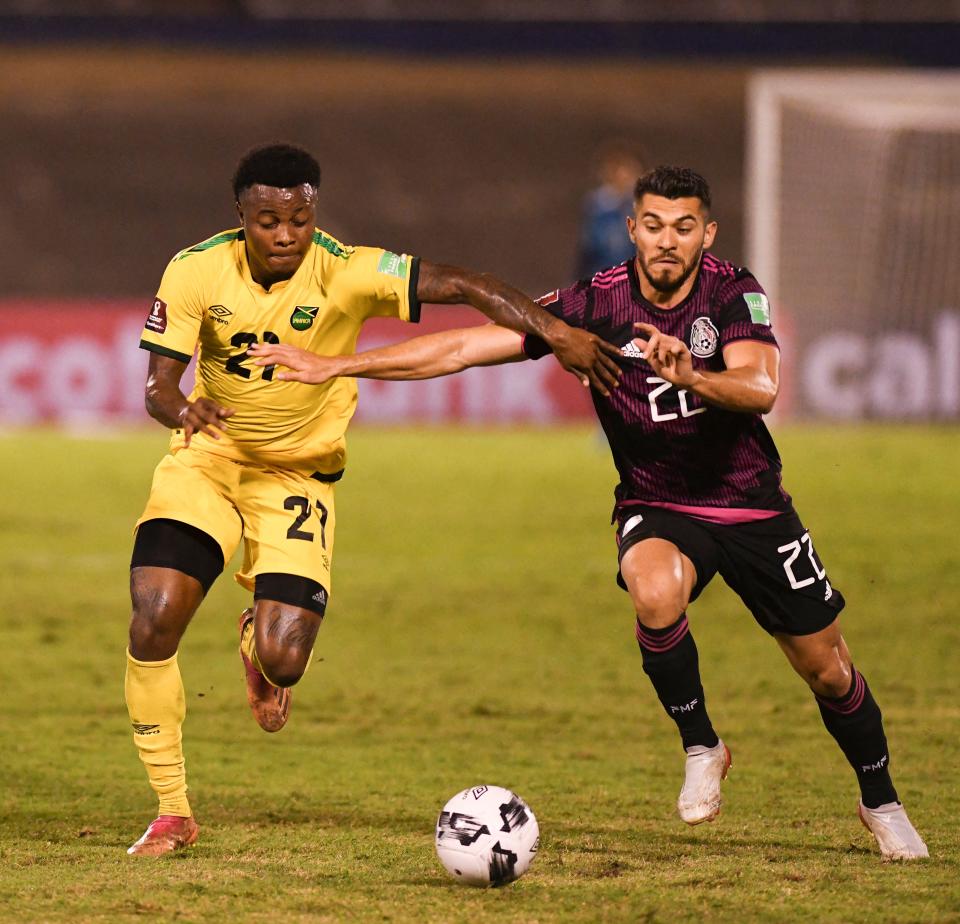 Henry Martín disputando el balón durante la Eliminatoria al Mundial Qatar 2022 en Jamaica. Foto Archivo por Ricardo Makyn/AFP via Getty Images.