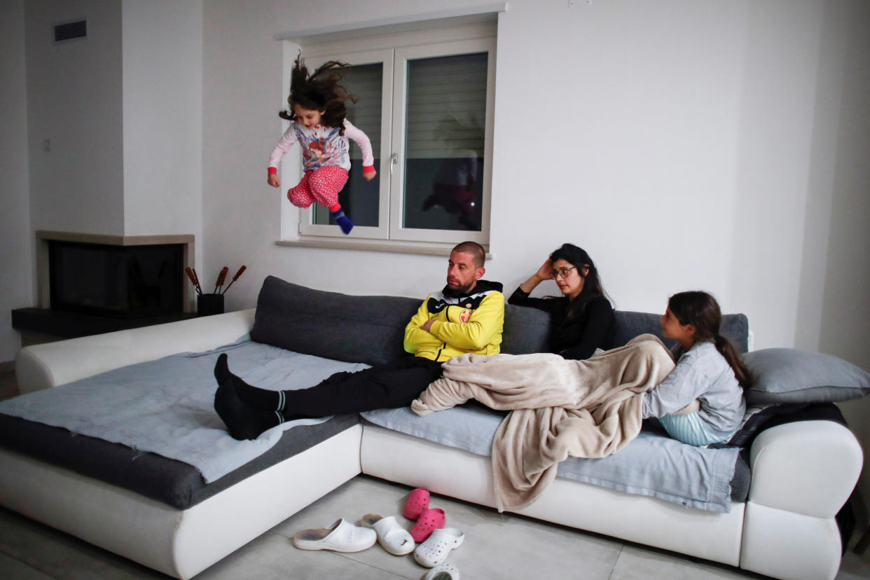 Auf die Dauer ist eine Couch auch nicht mehr das, was sie mal war. Lockdownszene aus Italien (Bild: REUTERS/Alessandro Garofalo)