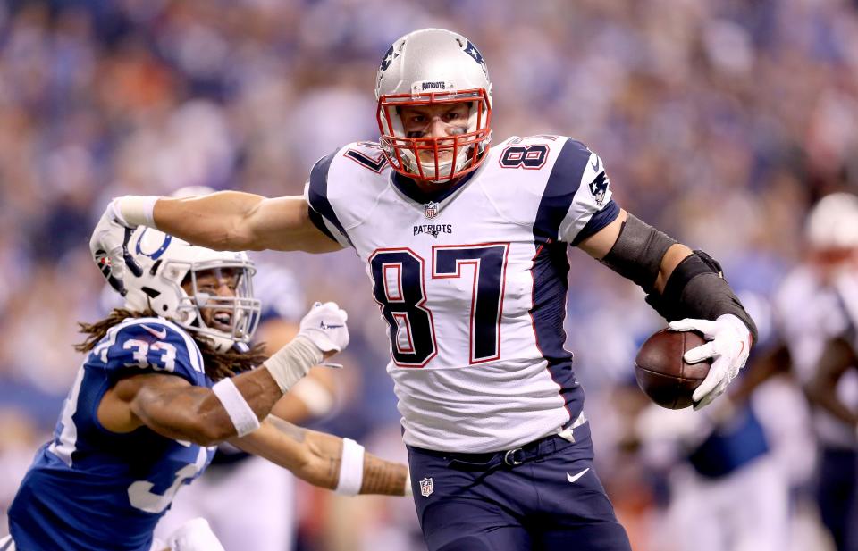 INDIANAPOLIS, IN - OCTOBER 18: Rob Gronkowski #87 of the New England Patriots runs for a touchdown against the Indianapolis Colts at Lucas Oil Stadium on October 18, 2015 in Indianapolis, Indiana. (Photo by Andy Lyons/Getty Images)