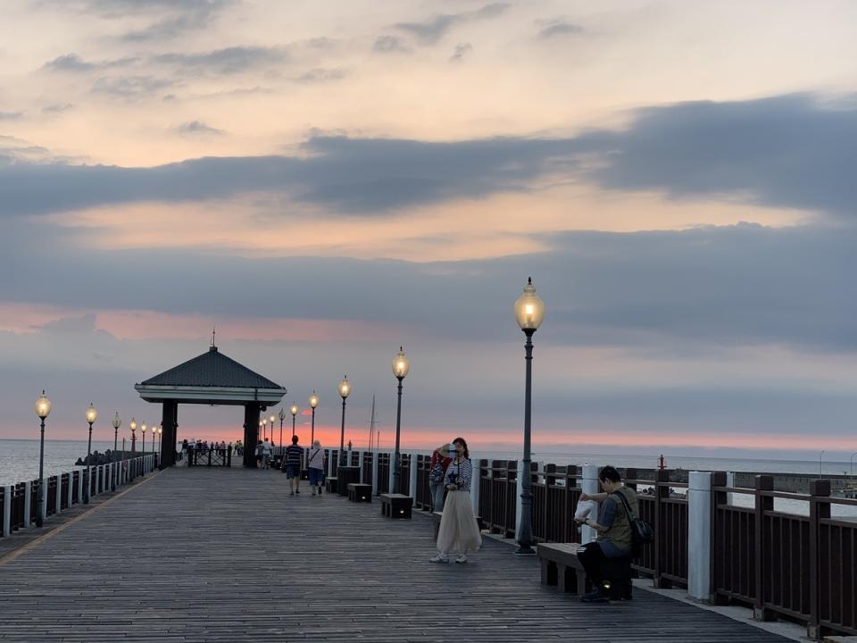 木棧道賞景觀夕照。   圖：新北市漁業處提供