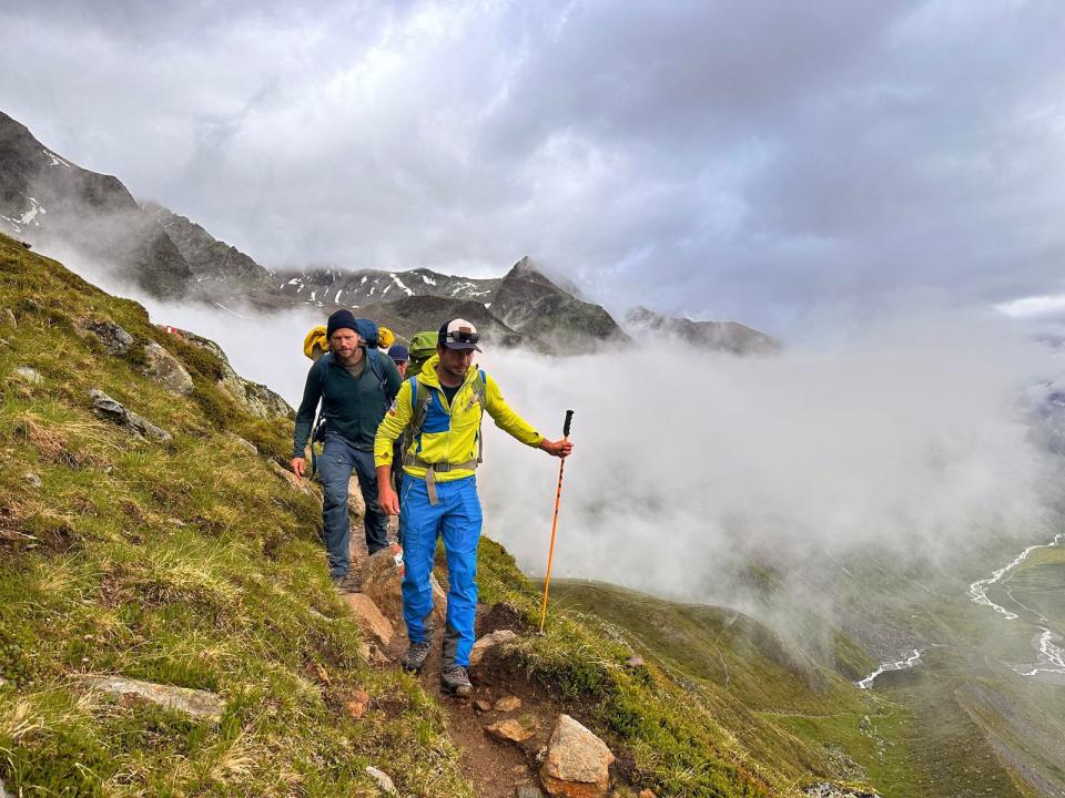 Der zweithöchste Berg Österreichs hat es in sich: Thomas Gesell (rechts), Sebastian Ströbel (links) und Raphael Eiter wagen den Aufstieg auf die Wildspitze (3.768 Meter). (Bild: ZDF / Oliver Halmburger)