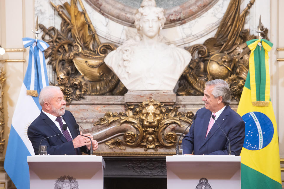 En las redes, los usuarios difunden esta moneda común, el sur, estudiada por Brasil y Argentina, que debería reemplazar al real y al peso, pero el proyecto tiene otro objetivo (Foto: NurPhoto vía Getty Images/ Matias Baglietto) 