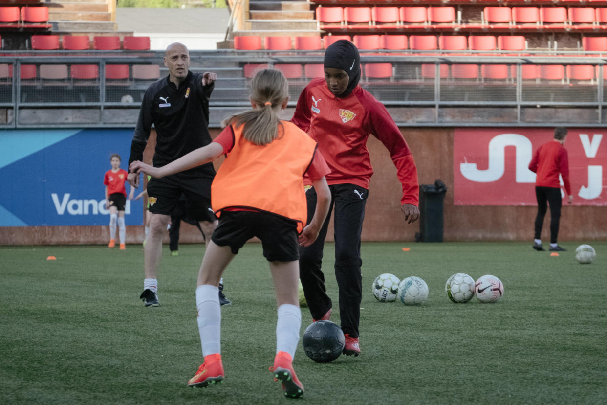 Un exemple de port du hijab dans le football avec Kamila Nuh (à droite) durant une séance d’entraînement de football au stade MUP de Vantaa, en Finlande.