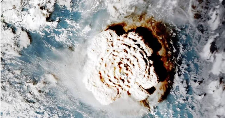 東加海底火山大爆發，噴出的火山雲在衛星影像中清晰可見。（圖／翻攝自「天氣風險 WeatherRisk」臉書）