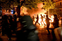 <p>In der Nacht vor dem Beginn des G20-Gipfels brennen in Hamburg die Barrikaden. Obwohl die Polizei den gewaltbereiten Demozug „Welcome to Hell“ am frühen Abend aufgelöst hatte, herrschte zu später Stunde Chaos auf den Straßen der Hansestadt, insbesondere im Schanzenviertel. (Bild: Axel Heimken/dpa) </p>