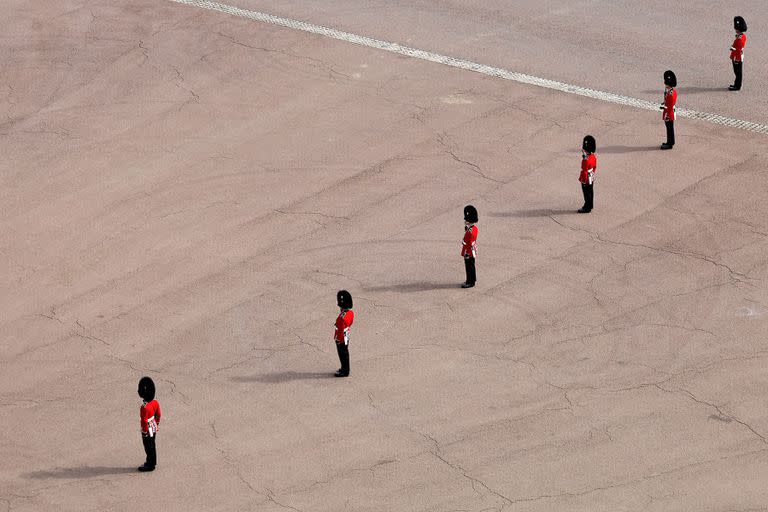 Guardias de Coldstream en formación frente al Palacio de Buckingham presentan sus respetos durante el Funeral de Estado de la reina Isabel II, en Londres, el lunes 19 de septiembre de 2022.