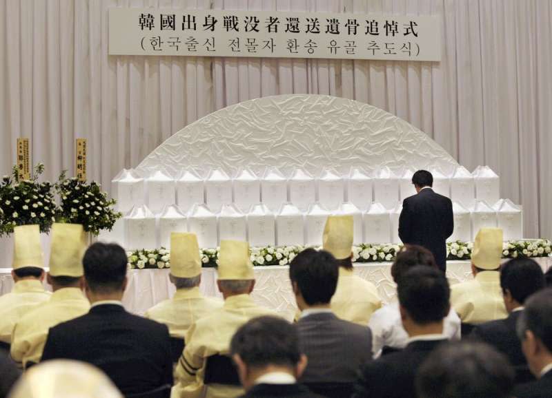 2010年資料照，南韓官方在東京祐天寺祭悼二戰陣亡的韓籍日本兵。（AP）