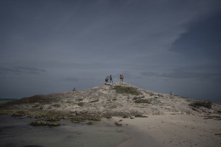 04 de julio de 2024, México, Tulum: Un grupo de personas observa el mar ante la llegada del huracán Beryl. Foto: Félix Márquez/dpa