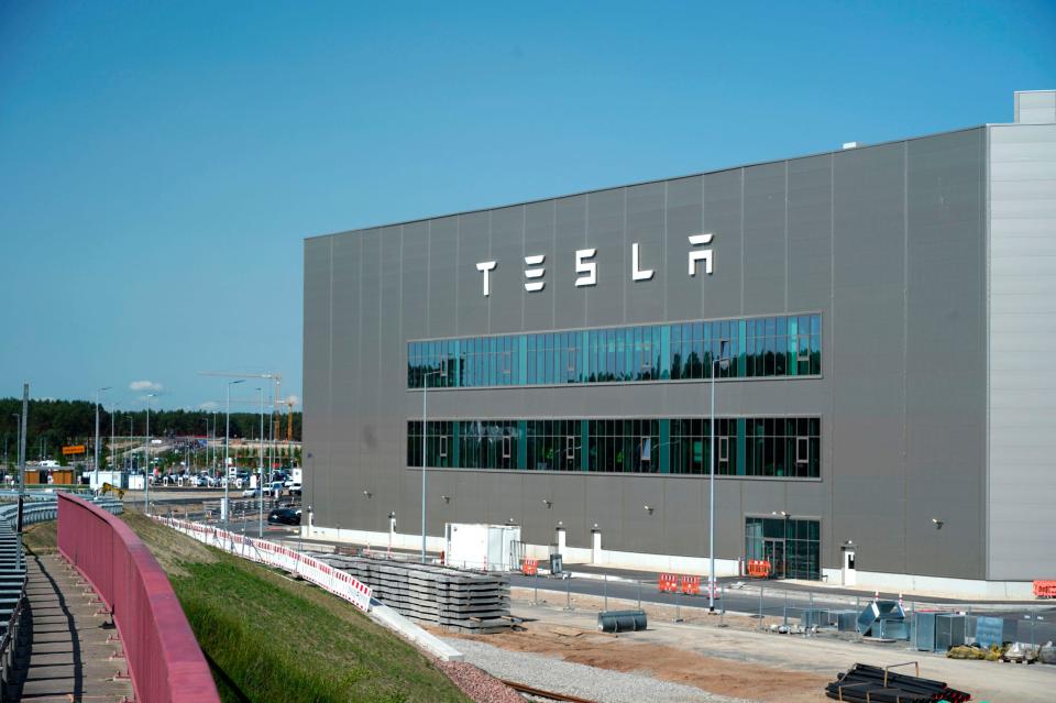 Auch das einzige europäische Tesla-Werk wird vom Stellenabbau nicht verschont. - Copyright: dpa