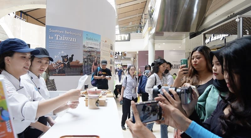 台灣老師在展銷會上製作花生捲冰淇淋 台灣觀光展銷會上免費提供來自宜蘭的花生捲冰淇 淋，吸引印尼民眾前來品嚐。 中央社記者李宗憲雅加達攝  113年3月8日 