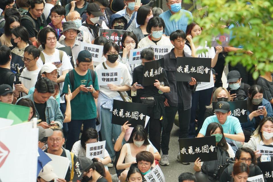 青島東路上聲援民眾人手一張「我藐視國會」手舉牌。林泊志攝