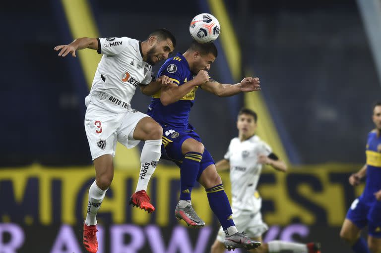 Junior Alonso y Marcelo Weigand intentan cabecear: Atlético Mineiro y Boca jugarán la revancha el próximo martes.