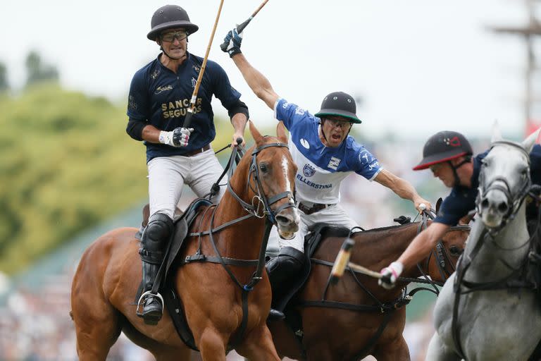 David Stirling, que juega por La Dolfina desde hace 11 años, no tiene dudas de Ellerstina; "tienen grandes chances de ganar si juegan bien", aludió a Hilario Ulloa, su adversario en esta imagen, los Pieres y Alfredo Cappella Barabucci.