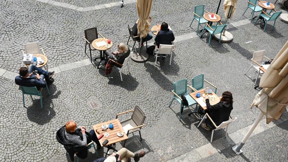 Der Außenbereich eines Lokals in Mainz. Die Corona-Lockerungen haben die Geschäfte von Hoteliers und Gastwirten im Mai etwas belebt.