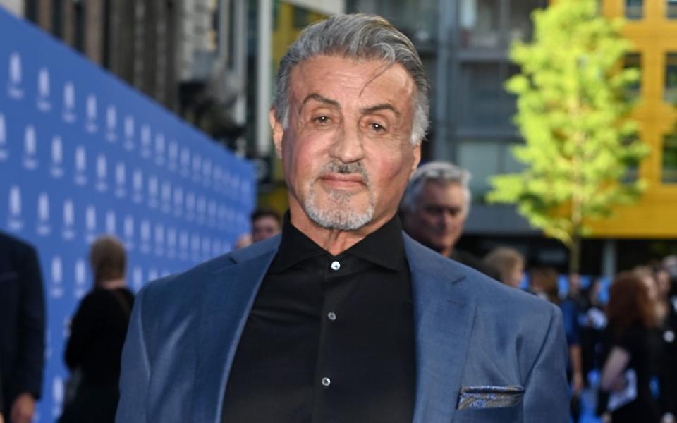 Trauer auch in Hollywood: "Möge diese große Königin in Frieden ruhen", schrieb Actionstar Sylvester Stallone bei Instagram, wo er ein gemeinsames Bild veröffentlichte. "Die Welt wird jemanden wie sie nie wieder sehen", ist sich Stallone sicher. (Bild: 2022 Getty Images / Kate Green)