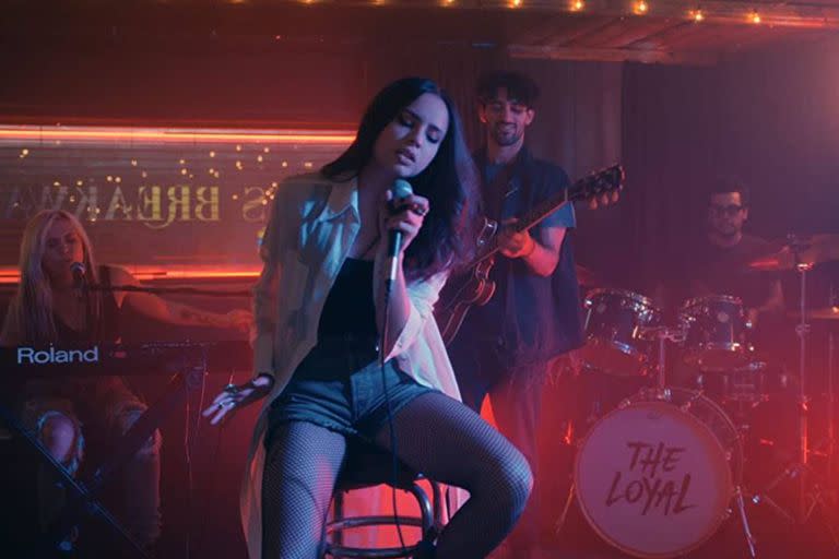 Sofia Carson interpreta todas las canciones de la película Corazones malheridos