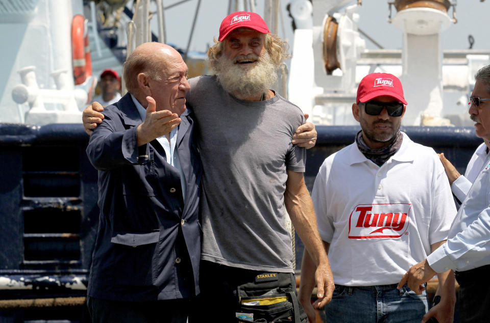 Tim Shaddock luego de ser rescatado en el puerto de Manzanillo en el estado de Colima (Foto: ULISES RUIZ / AFP)