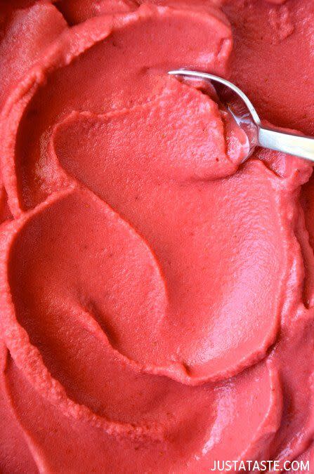 5-Minute Healthy Strawberry Frozen Yogurt