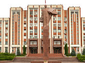 In Transnistrien wurde die traditionelle Symbolik der Sowjetunion beibehalten, wie beispielsweise der Hammer und die Sichel auf dem Staatswappen. Außerdem findet man vor mehreren Bauten in der Hauptstadt Tiraspol lebensgroße Statuen des Vaters der russischen kommunistischen Revolution, Wladimir Iljitsch Lenin, wie hier vor dem Parlament. (Bild-Copyright: Loop Images/UIG/Getty Images)