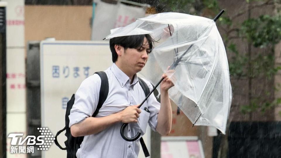 卡努暴風圈靠近日本，各地下起破紀錄大雨。（圖／達志影像美聯社）