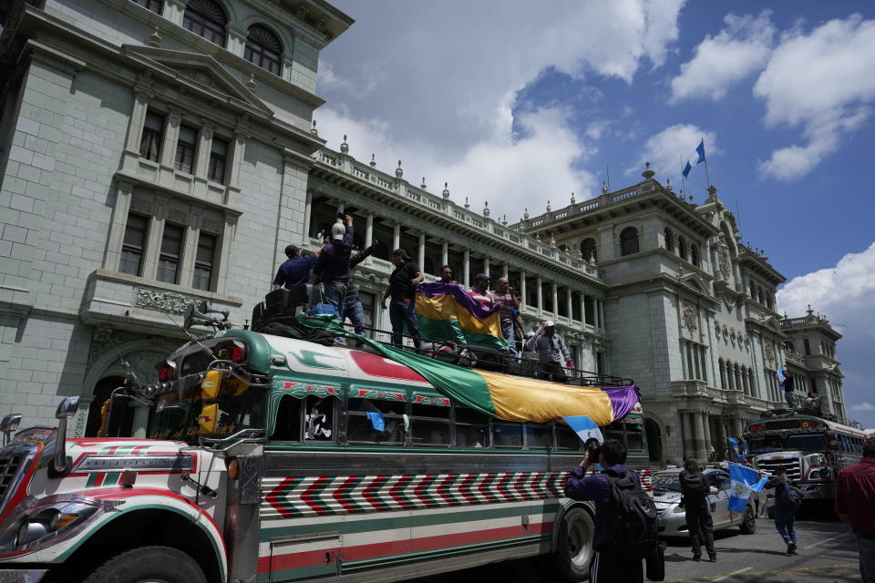 Indígenas de las comunidades occidentales del país llegan a la plaza de la Constitución en una manifestación en Ciudad de Guatemala el martes 10 de octubre de 2023. Las protestas en respaldo del presidente electo Bernardo Arévalo reclaman por las acciones de la fiscalía y judiciales contra su partido para suspenderlo por presuntamente haberse constituido con firmas falsas. (AP Foto/Moisés Castillo)